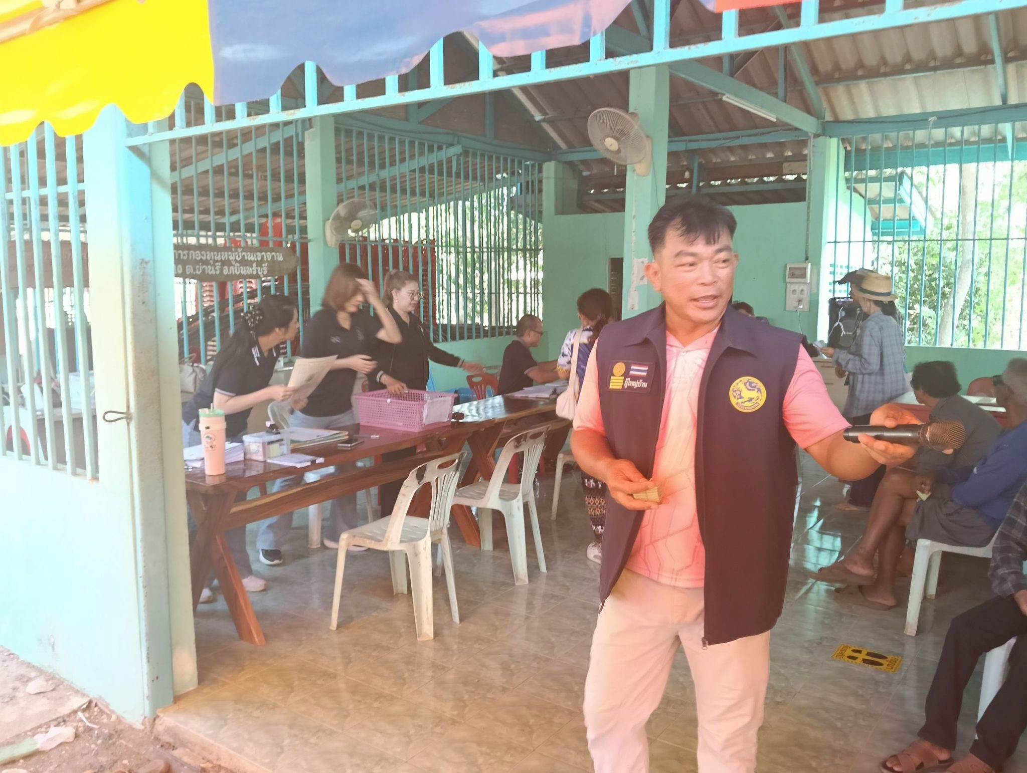 title - วันที่ 1 เมษายน 2569 นายวิทูล ประดิษฐ์บุญ ปฏิรูปที่ดินจังหวัดปราจีนบุรี มอบหมายให้ นายลิขิต ผันผ่อน ผู้อำนวยการกลุ่มกฎหมาย นางสาวปาริชาติ ศรีปราชญ์ ผู้อำนวยการกลุ่มยุทธศาสตร์และการปฏิรูปที่ดิน พร้อมด้วย เจ้าหน้าที่ ส.ป.ก.ปราจีนบุรี ลงพื้นที่ออกศูนย์บริการเคลื่อนที่“Mobile Unit” ณ ตำบลย่านรี อำเภอกบินทร์บุรี จังหวัดปราจีนบุรี